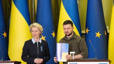 La presidenta de la Comisión Europea, Ursula von der Leyen, y el presidente de Ucrania, Volodimir Zelenski. &nbsp;