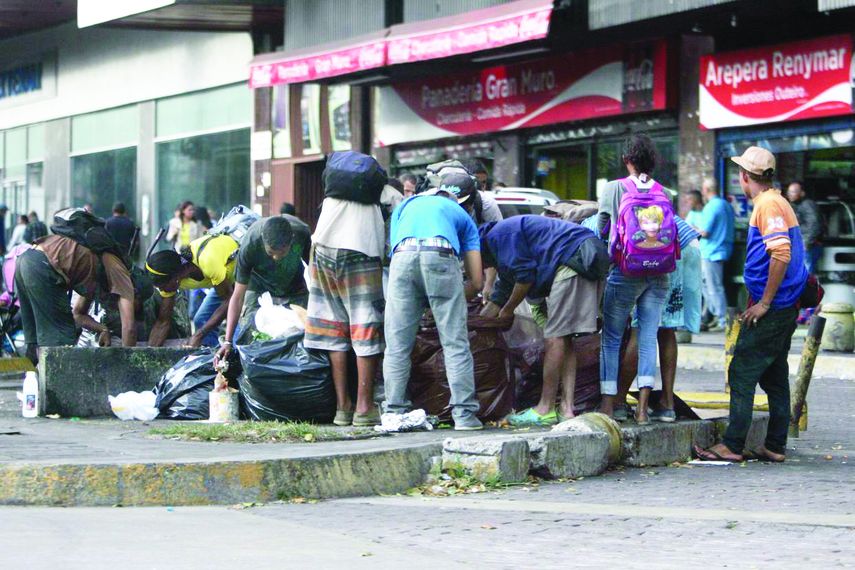 Es de conocimiento público que los venezolanos están comiendo de la  basura, que están muriendo por falta de medicinas e insumos médicos, como consecuencia de la fuerte crisis que atraviesa el país.