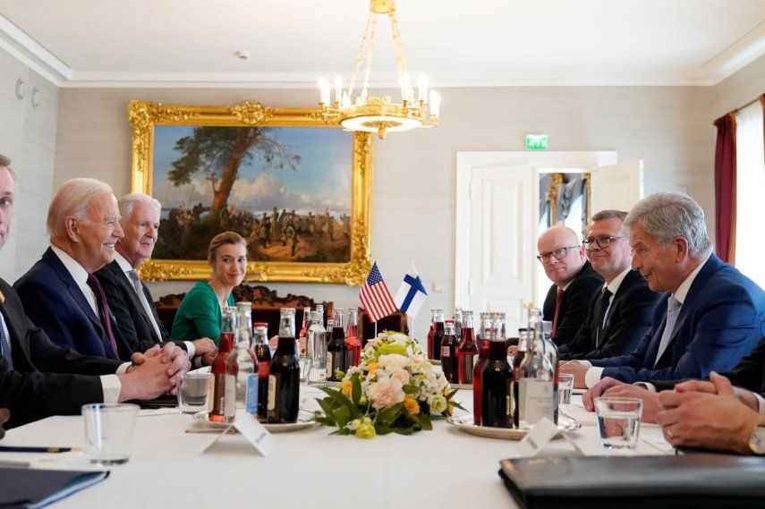 El presidente de Estados Unidos, Joe Biden, a la izquierda, se reúne con el presidente de Finlandia, Sauli Niinisto, a la derecha, en el Palacio Presidencial de Helsinki, en Finlandia, el jueves 13 de julio de 2023.&nbsp;