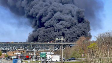 Gruesas columnas de humo se alzan de un incendio provocado por el choque entre un camión cisterna de combustibles y un auto en el puente Gold Star Memorial en Groton, Connecticut, viernes 21 de abril de 2023.&nbsp;