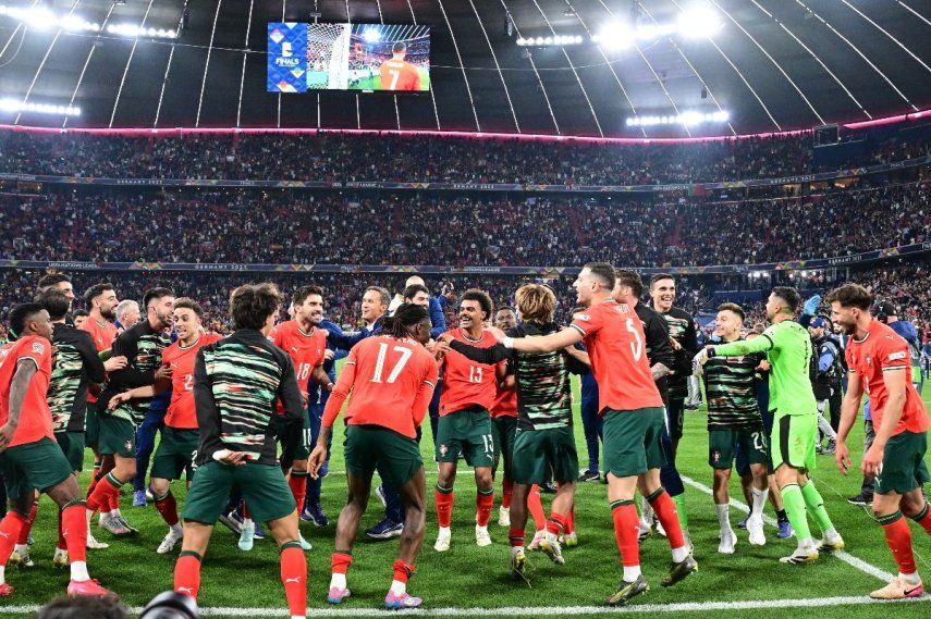 Los jugadores de Portugal celebran la victoria en la final de la Liga de Naciones de la UEFA entre Portugal y España en Múnich, sur de Alemania, el 8 de junio de 2025.
