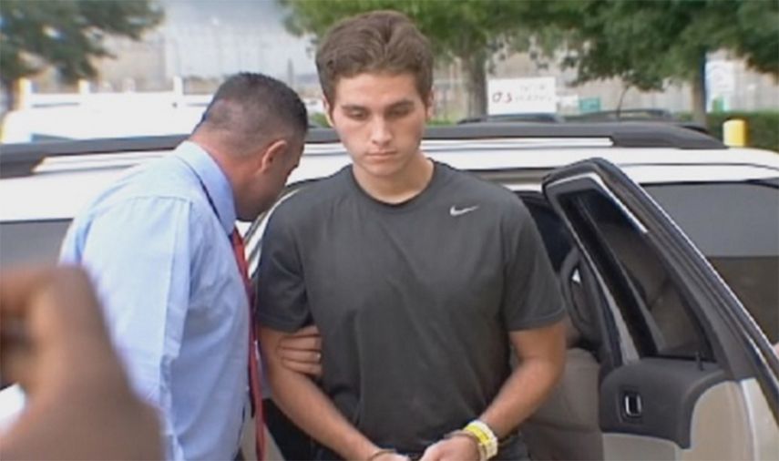 El presunto asesino es conducido al hospital.