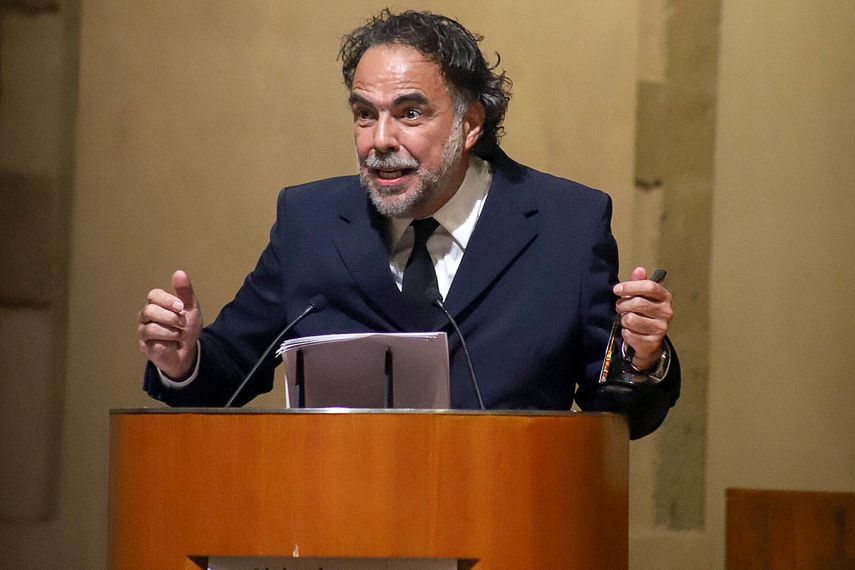 El cineasta mexicano Alejandro González Iñárritu pronuncia un discurso durante la ceremonia de su ingreso al Colegio Nacional en la Ciudad de México el 26 de mayo de 2026. &nbsp;