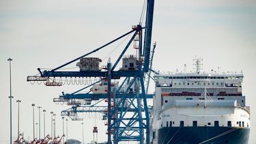 Imagen de un barco mercante en un puerto de carga y descarga en Estados Unidos.