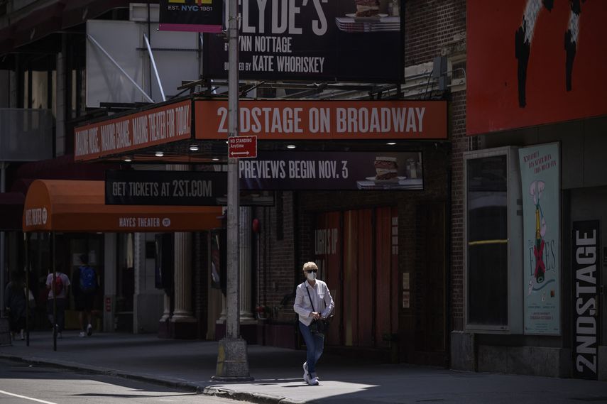 Un peatón que lleva una máscara pasa frente a un teatro de Broadway en la ciudad de Nueva York el 30 de julio de 2021. Broadway requerirá que el público esté completamente vacunado y use máscaras en todos los espectáculos.