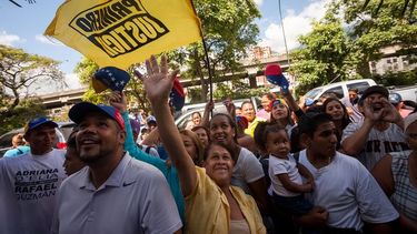  Seguidores del líder opositor venezolano, excandidato presidencial y gobernador del estado Miranda, Henrique Capriles, gritan consignas en las inmediaciones de su oficina.(EFE)