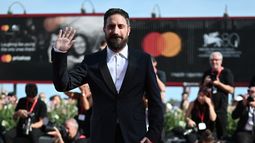 El director chileno Pablo Larraín posa en la alfombra roja de la película El Conde presentada en competición en el 80º Festival de Cine de Venecia el 31 de agosto de 2023 en el Lido de Venecia. &nbsp;