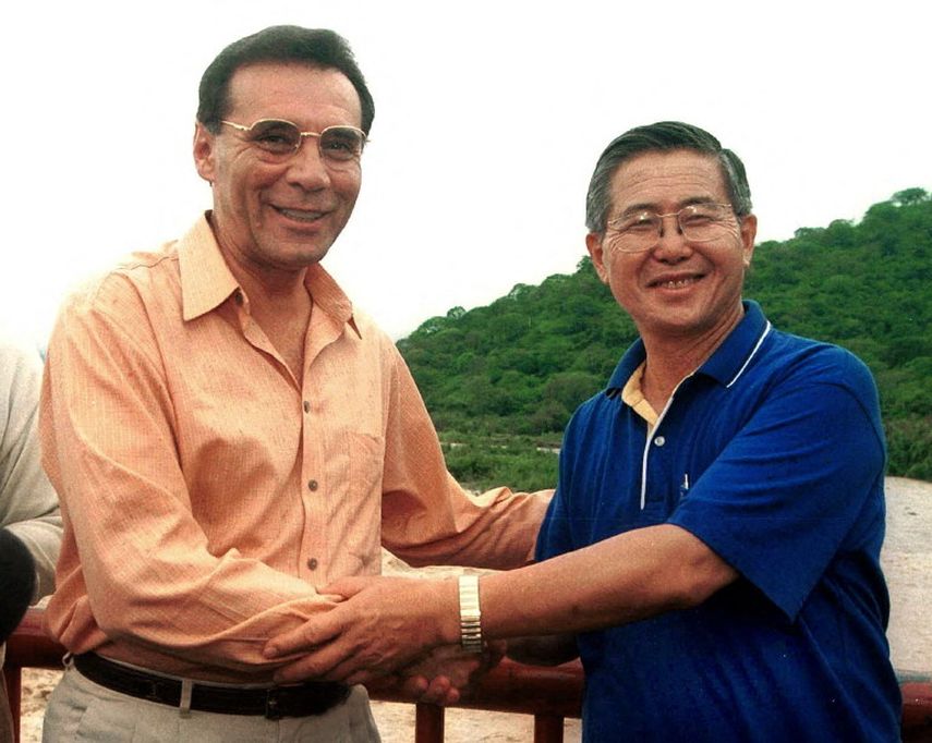 El ex-presidente de Ecuador Jamil Mahuad (I) saluda al presidente peruano Alberto Fujimori el 25 de febrero de 2000, durante el encuentro en el Puente Internacional Latino, frontera peruano-ecuatoriana en Piura, 1050 kms al noroeste de Lima.&nbsp;