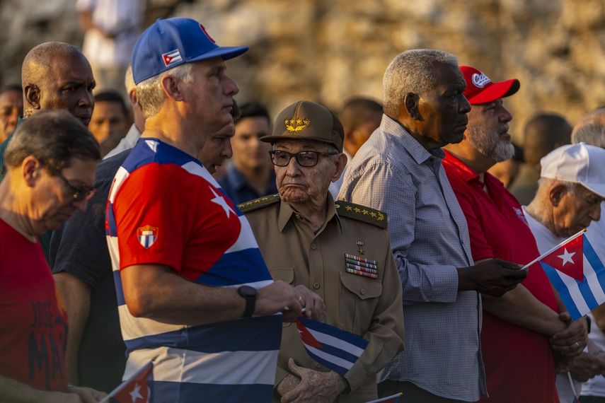 El designado gobernante de Cuba, Miguel Díaz-Canel, segundo a la izquierda, y el dictador Raúl Castro, centro, participan de la celebración por el Día del Trabajador en La Habana, Cuba, el viernes 5 de mayo del 2023.&nbsp;