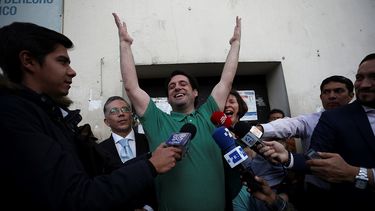 El diseñador informático Paúl Ceglia (cen.) reacciona ante la prensa después de que la Corte Nacional de Justicia de Ecuador ordenara su libertad este 11 de junio de 2019, en Quito.