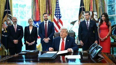 El presidente Donald Trump habla con la prensa mientras firma una orden ejecutiva en la Oficina Oval de la Casa Blanca en Washington, DC, el 25 de agosto de 2025.