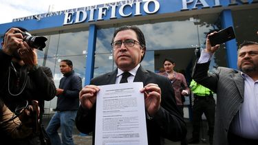 Carlos Poveda, uno de los abogados del fundador de Wikileaks, Julian Assange, ofrece declaraciones tras presentar una denuncia en Quito contra varios miembros de la misión diplomática de Ecuador en Londres.