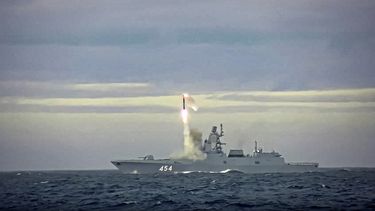 Imagen tomada de un video difundido por el Servicio de Prensa del Ministerio de Defensa Ruso el sábado 28 de mayo de 2022, la fragata rusa Almirante Gorshkov de la Armada rusa dispara un misil hipersónico Zircon en el Mar de Barents.&nbsp;