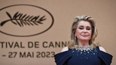 La actriz francesa Catherine Deneuve llega para la ceremonia de apertura y la proyección de la película Jeanne du Barry durante la 76ª edición del Festival de Cine de Cannes en Cannes, sur de Francia, el 16 de mayo de 2023.