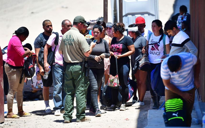 Un oficial de la Patrulla Fronteriza de Estados Unidos reúne a un grupo de migrantes que llegaron a la frontera con México.