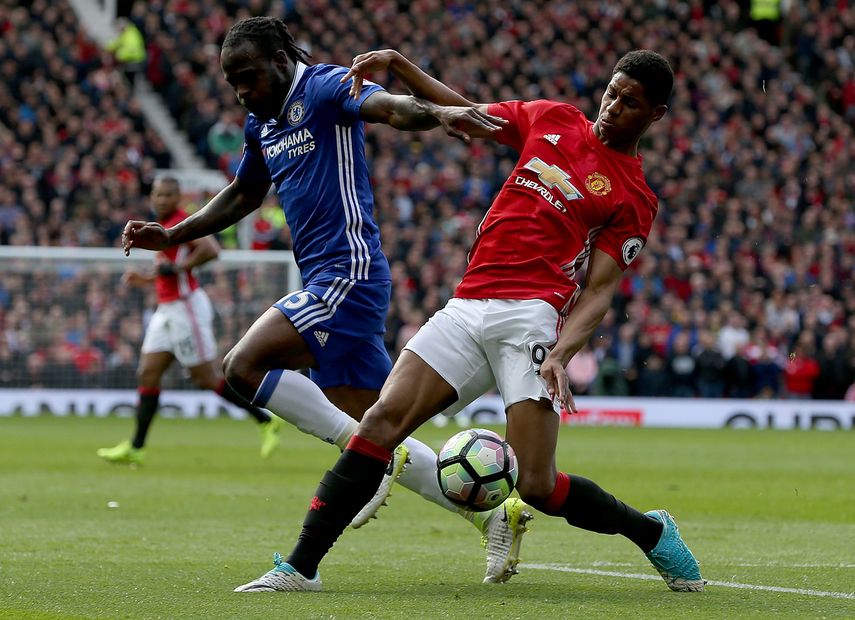 El jugador del Manchester United&nbsp;Marcus Rashford (derecha) disputa el balón con Victor Moses del Chelsea.&nbsp;