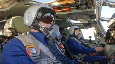 El presidente de Rusia, Vladimir Putin, vuela como copiloto en un bombardero ruso.