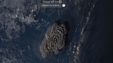 Esta imagen por satélite tomada por el Himawari-8, un satélite meteorológico japonés operado por la Agencia Meteorológica de Japón y publicada por el Instituto Nacional de Tecnología de la Información y Comunicación, muestra la erupción de un volcán submarino en la nación pacífica de Tonga, el sábado 15 de enero de 2022.&nbsp;
