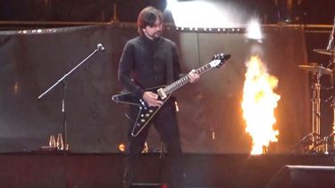 Una pieza thrash del violento primer disco de la banda estadounidense que Juanes cantó con una guitarra flying v de la que sacó potentes riffs. No faltaron las llamaradas en el escenario ni los alaridos del público.