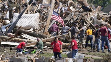 Residentes retiran los escombros de una casa dañada por un tornado, el miércoles 22 de mayo de 2024 en Greenfield, Iowa.&nbsp;