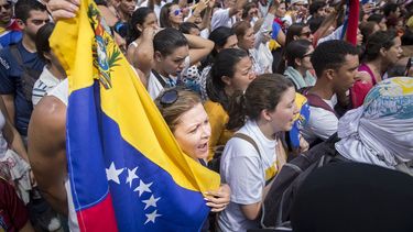Opositores venezolanos siguieron protestando en las calles de Caracas este domingo 9 de julio de 2017.