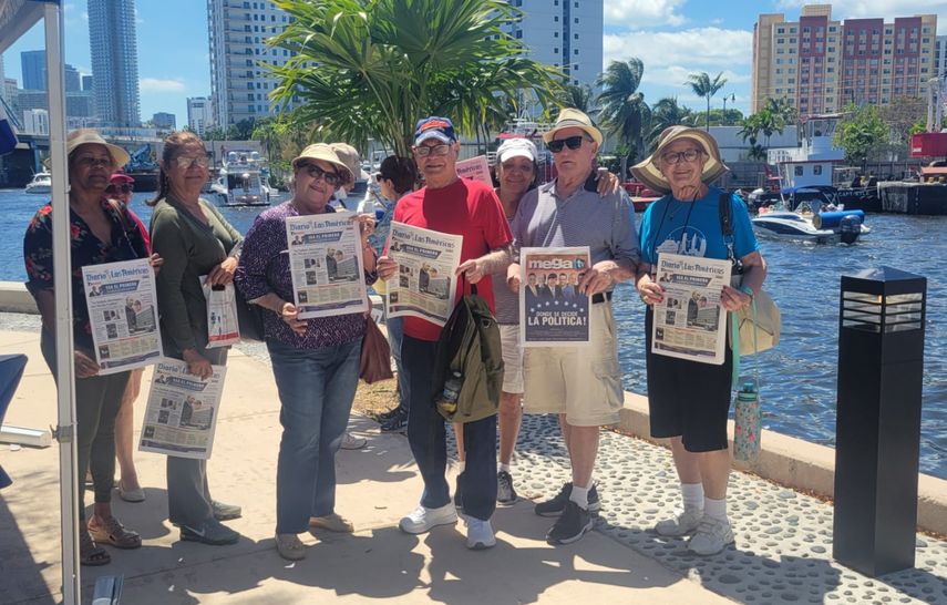 El stand de Diario Las Américas destaca entre los participantes del el 25 aniversario de Miami River Day 2024. El evento, que se desarrollará desde la 1:00 hasta las 6:00 de la tarde, ofrece una amplia variedad de actividades para todas las edades.