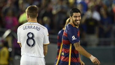 Suárez y Gerrard se reencontraron en el amistoso (EFE)