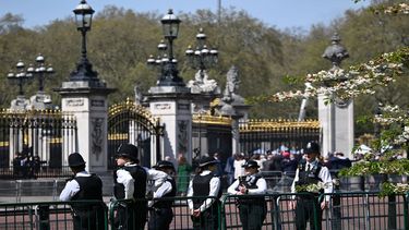 Los oficiales de policía están de servicio cerca del Palacio de Buckingham en el centro de Londres, el 3 de mayo de 2023, mientras continúan los preparativos antes de la coronación del rey Carlos III el 6 de mayo.