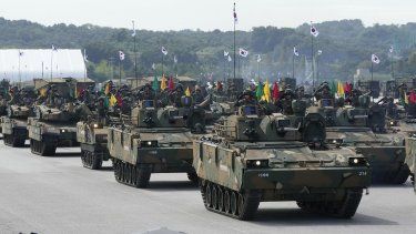 Una unidad del ejército de Corea del Sur desfila con vehículos blindados ante la prensa con motivo del 76to aniversario del Día de las Fuerzas Armadas, en la base aérea de Seongnam, en Seúl, Corea del Sur, el 25 de septiembre de 2024.&nbsp;