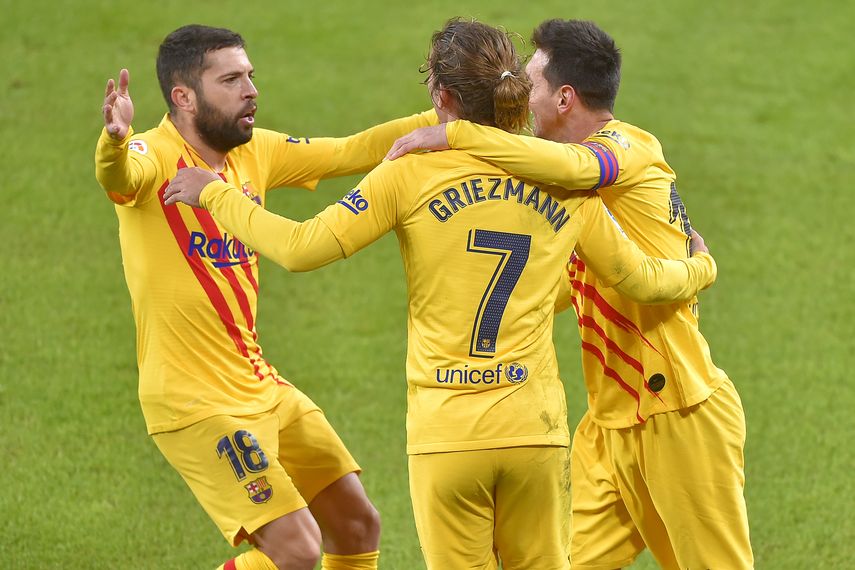 Jordi Alba y Antoine Griezmann fcelebran junto a Messi, quien marcó dos goles, en el compromiso que el Barcelona ganó 2-3 al Athletic de Bilbao
