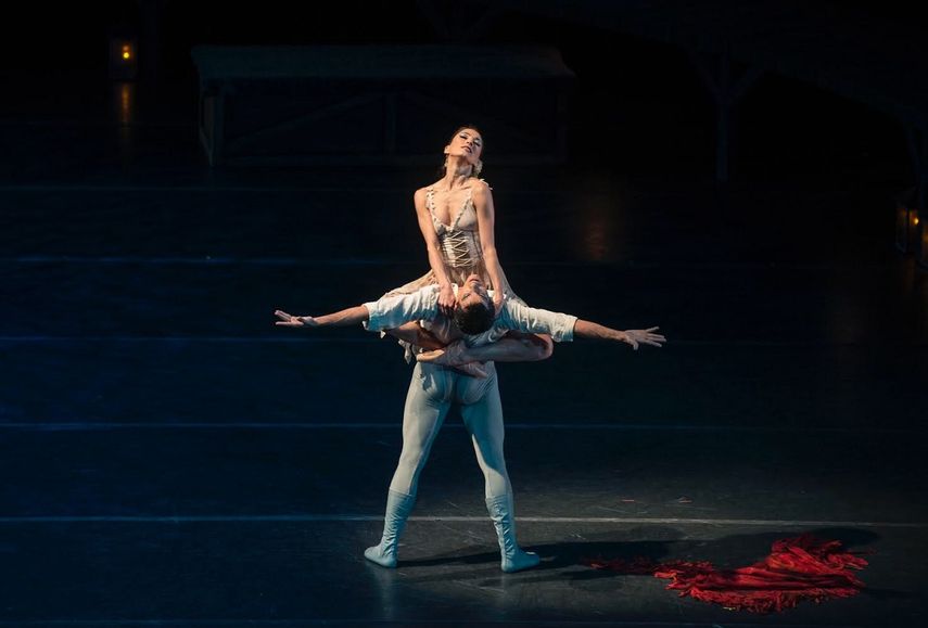 Los primeros bailarines Natalia Berr&iacute;os y Jos&eacute; Manuel Ghiso, del Ballet de Santiago, en escena.&nbsp;