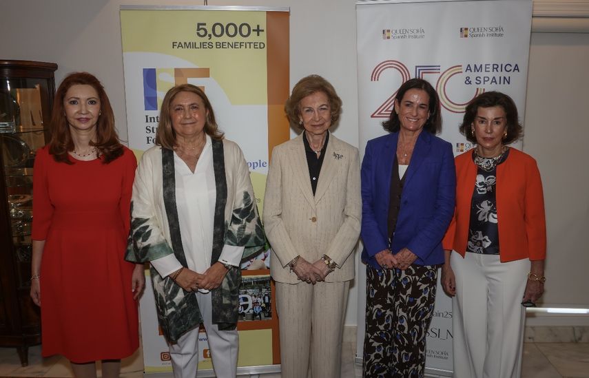 La Reina Sofía junto a Belén Alfaro Hernández, Pilar Lladó, Begoña Santos y María Díaz de la Cebosa durante la firma del acuerdo en Miami.