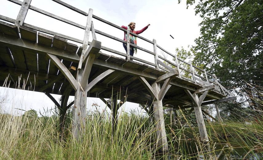 Silke Lohmann de Summers Place Auctions de pie en el puente original Poohsticks Bridge de Ashdown Forest, incluíd en los libros de Winnie the Pooh de A.A. Milne con ilustraciones de E.H. Shepard, seca de su locación original en Tonbridge, Kent, Inglaterra, el 30 de septiembre de 2021.