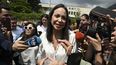 La precandidata presidencial venezolana del partido opositor Vente Venezuela, María Corina Machado, habla con los medios de comunicación antes de emitir su voto en una mesa electoral en Caracas durante las elecciones primarias de la oposición venezolana el 22 de octubre de 2023.