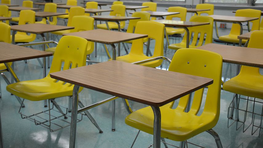 Las aulas en colegios en Miami-Dade permanecen vacías.