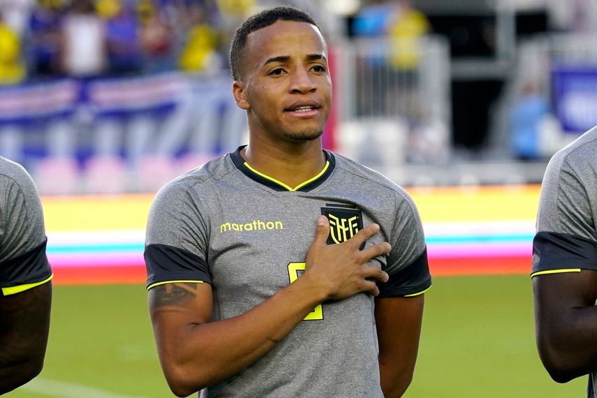 Byron Castillo escucha el himno nacional de Ecuador antes de un partido amistoso de la selección ecuatoriana ante Cabo Verde, el sábado 11 de julio de 2022, en Fort Lauderdale, Florida. Chile continúa su impugna ante la FIFA por el uso de la selección tricolor en las eliminatorias del jugador&nbsp;