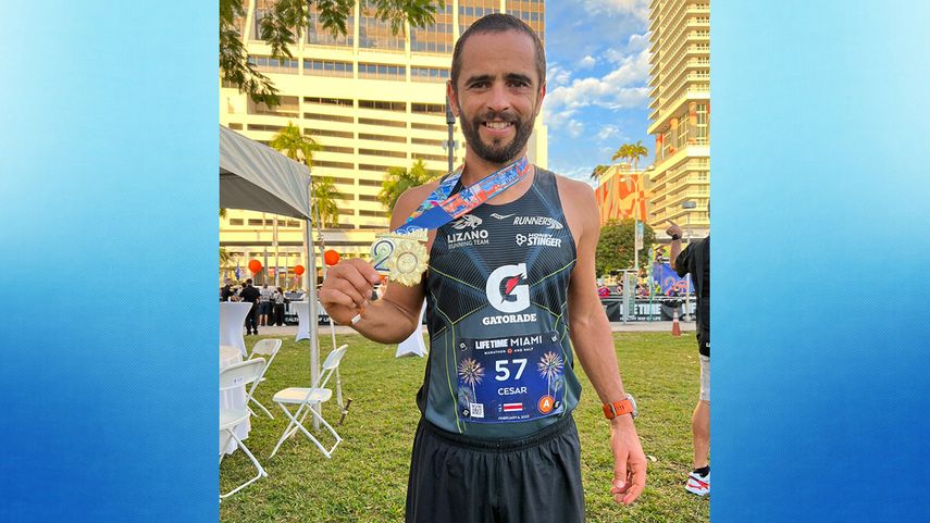 César Lizano, ganador carrera 13 millas.