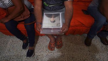 Salvador Morales sostiene una carpeta con la fotografía de su hijo desaparecido, Alan Morales, durante una reunión de la Red Milynali, un colectivo de familias que asisten en la búsqueda de familiares desaparecidos.