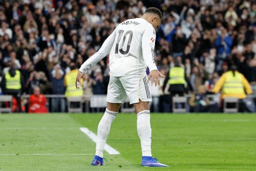 El delantero francés #10 del Real Madrid, Kylian Mbappé, celebra el segundo gol de su equipo durante el partido de la liga española entre el Real Madrid CF y el Sevilla FC en el Estadio Santiago Bernabéu en Madrid el 20 de diciembre de 2025.&nbsp;