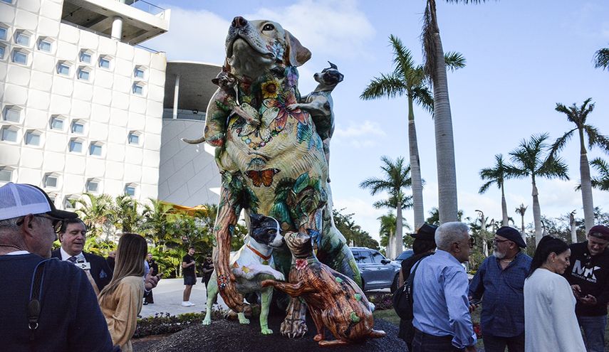 La cautivadora figura de un perro labrador retriever rodeado de perros y gatos fue confeccionada por el pintor Luis Miguel Rodríguez.