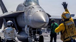 Un avión caza estadounidense F/18 Súper Hornet en el portaaviones Abraham Lincoln.