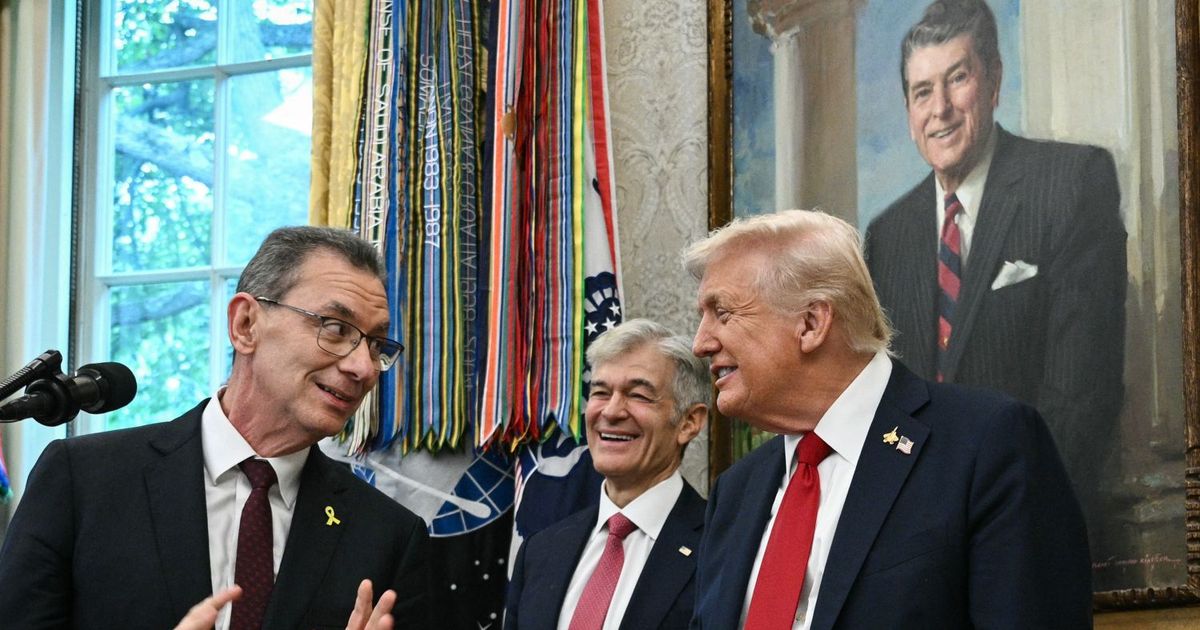 Trump ataca a las aseguradoras médicas y alista alivio financiero