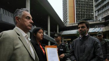 Los dirigentes del partido Voluntad Popular consignaron un documento ante el CNE que tiene una exigencia muy clara, la exigencia del aumento de máquinas.