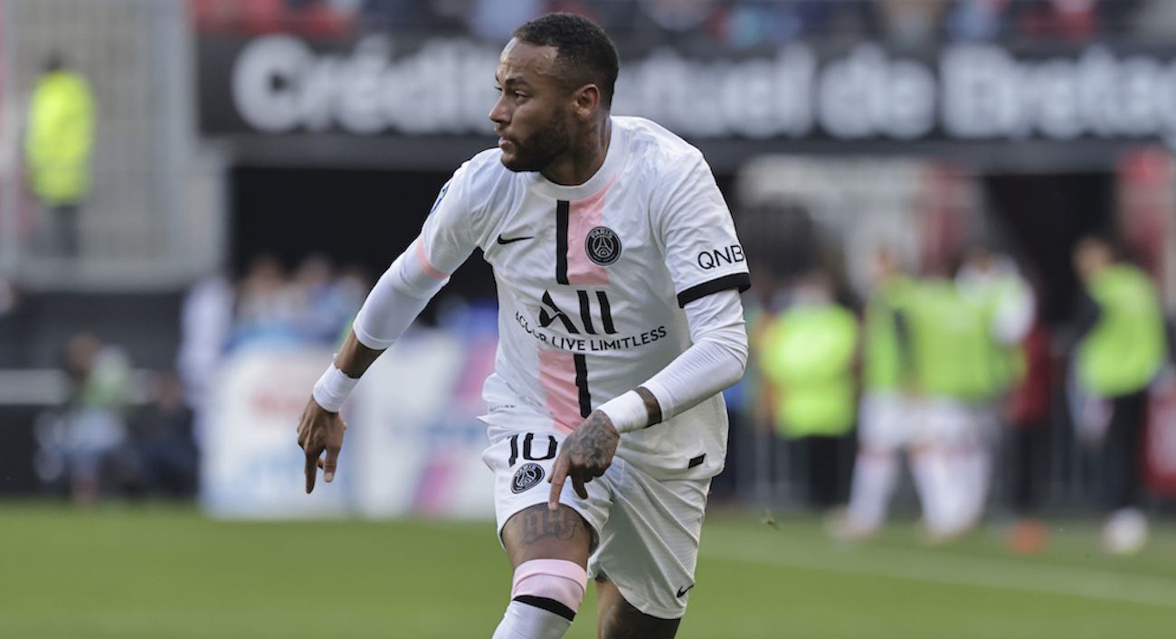 El delantero brasileño Neymar, del PSG, observa el panorama durante el partido por la liga francesa ante Rennes, el domingo 3 de octubre de 2021, en el estadio Roazhon Park de Rennes, Francia. El delantero brasileño Neymar, del PSG, observa el panorama durante el partido por la liga francesa ante Rennes, el domingo 3 de octubre de 2021, en el estadio Roazhon Park de Rennes, Francia.
