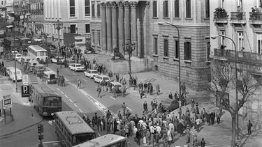 ARCHIVO.- Periodistas, policías y guardias civiles esperan la liberación de diputados del Parlamento, frente al edificio del Congreso de los Diputados en Madrid, el 24 de febrero de 1981, tras un intento de golpe de Estado perpetrado por el teniente coronel Antonio Tejero de Molina y un grupo de extrema derecha de la Guardia Civil paramilitar.