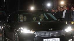 La expresidenta de Corea del Sur,&nbsp;Park&nbsp;Geun-hye&nbsp;(2i), abandona la oficina de la fiscalía para ser trasladada a una casa de detención en Seúl, Corea del Sur, el viernes 31 de marzo de&nbsp;2017.