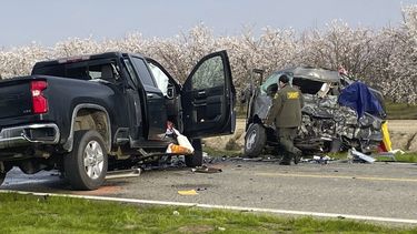 El sitio de un choque entre una furgoneta y una pickup que causó la muerte de ocho personas en el condado de Madera, California, el viernes 23 de febrero de 2024. 
