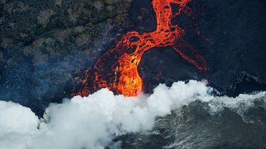 La Agencia de Defensa Civil del condado de Hawái alertó en un comunicado que, la lava que brotó de la fisura 22.