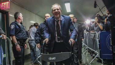 Harvey Weinstein sale de la corte penal de Manhattan despu&eacute;s de los argumentos finales de la fiscal&iacute;a en su juicio por violaci&oacute;n el 14 de febrero de 2020 en Nueva York.&nbsp;