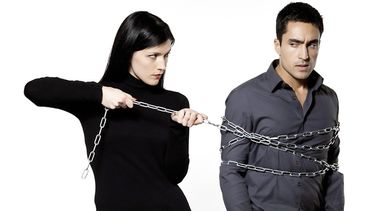 Lo celos desproporcionados son usuales en personas inseguras que normalmente encubren su propio deseo de ser infieles. (Archivo)